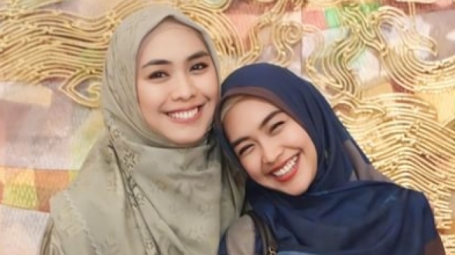 Oki Setiana Dewi dan Ria Ricis. (Instagram/@okisetianadewi)
