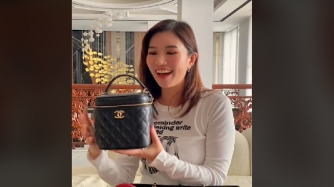 Tas mewah dr Reni Effendi istri Richard Lee. (TikTok)