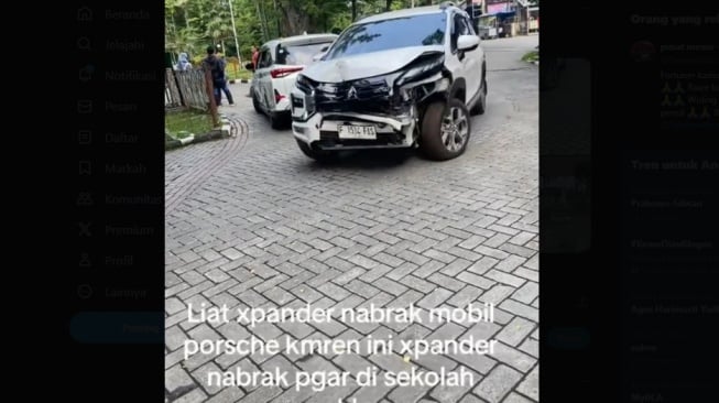 Mitsubishi Xpander tabrak pagar sekolah (X/selebtwitmobil)