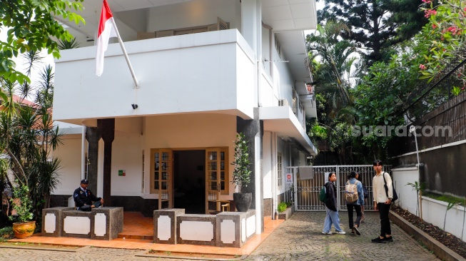 Suasana di Rumah Pahlawan Nasional Moh Yamin di Jalan Diponegoro 10, Menteng, Jakarta Pusat, Senin (18/3/2024). [Suara.com/Alfian Winanto]