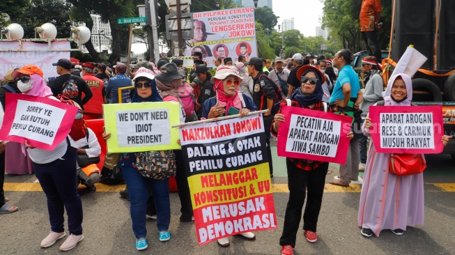 Massa yang tergabung dalam Gerakan Masyarakat Sipil Selamatkan Demokrasi Indonesia saat menggelar aksi di depan Gedung Komisi Pemilihan Umum (KPU) RI, Jakarta,  Senin (18/3/2024). [Suara.com/Alfian Winanto]