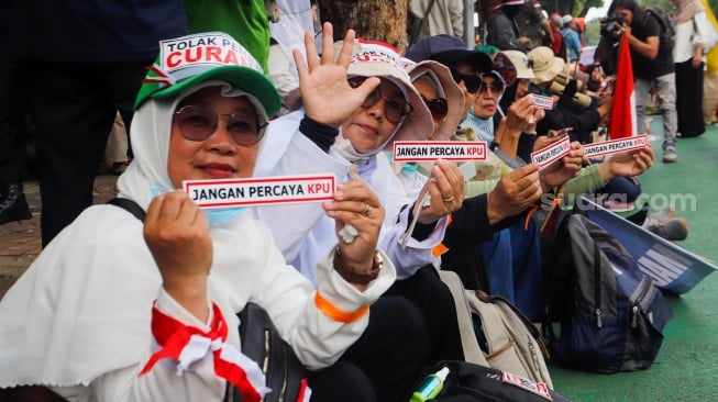 Massa yang tergabung dalam Gerakan Masyarakat Sipil Selamatkan Demokrasi Indonesia saat menggelar aksi di depan Gedung Komisi Pemilihan Umum (KPU) RI, Jakarta,  Senin (18/3/2024). [Suara.com/Alfian Winanto]