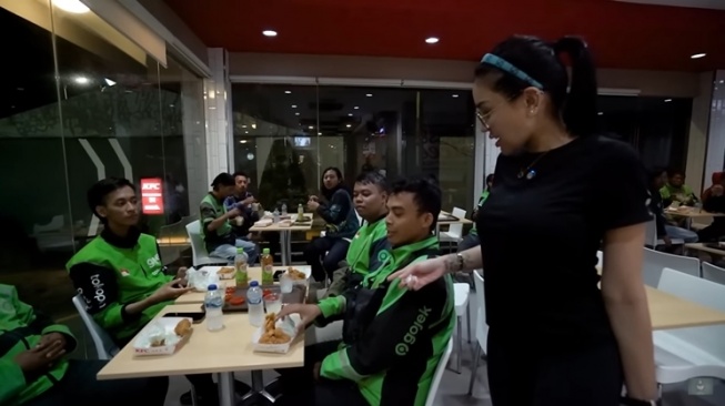 Momen Nikita Mirzani Bukber bareng Ojol (YouTube/Crazy Nikmir REAL)