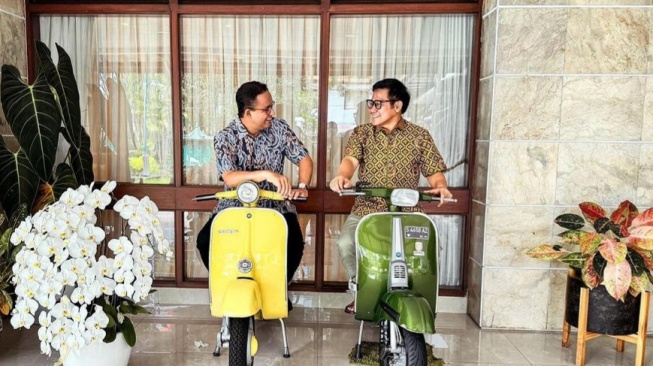 Momen pertemuan Anies Baswedan dan Cak Imin di atas vespa. (tangkapan layar/Instagram)