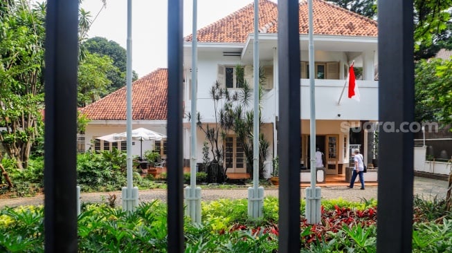 Suasana di Rumah Pahlawan Nasional Moh Yamin di Jalan Diponegoro 10, Menteng, Jakarta Pusat, Senin (18/3/2024). [Suara.com/Alfian Winanto]