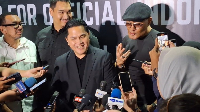 Ketua Umum PSSI Erick Thohir saat memberikan keterangan pers usai peluncuran jersey Timnas Indonesia di Jakarta, Senin (18/3/2024). (Suara.com/Adie Prasetyo Nugraha).