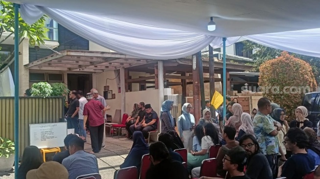 Suasana di rumah duka alm. Ade Paloh, vokalis band Sore yang meninggal dunia. [Suara.com/Rena Pangesti]