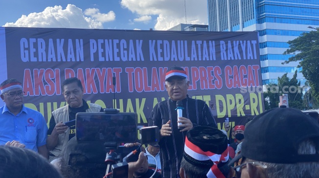 Eks Ketum PP Muhammadiyah Din Syamsuddin saat ikut demo tolak Pemilu curang di depan gedung DPR RI. (Suara.com/Faqih)