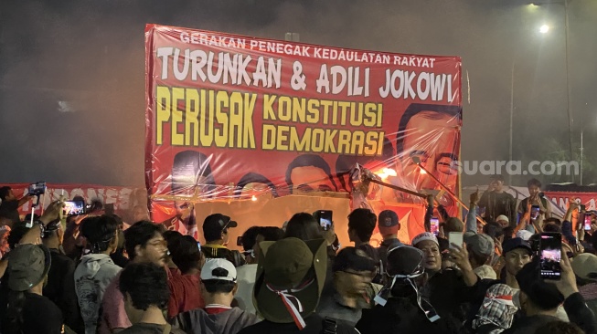 Massa bentrok di depan Gedung DPR RI, Senayan, Jakarta. (Suara.com/Faqih)