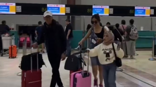 Mayang Lucyana Fitri berangkat liburan ke Malaysia (TikTok/@gustavsetiadi)