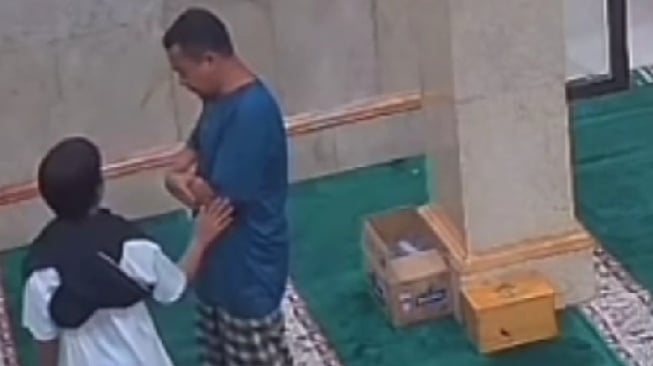 Viral! Sedang Khusyuk Lelaki Ini Diminta Bocil Berhenti Salat, Penyebabnya Tak Terduga