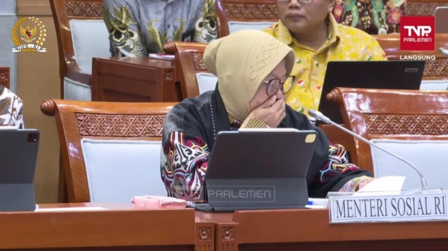 Menteri Sosial (Mensos) Tri Rismaharini menangis saat menghadiri Rapat Kerja dengan Komisi VIII DPR RI, Selasa (19/3/2024). (tangkap layar)