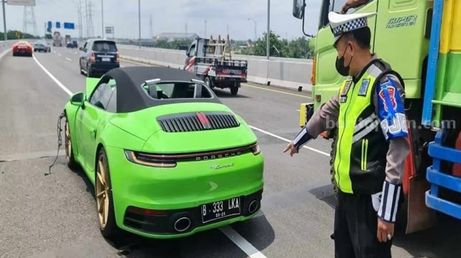 Pengemudi Tak Bisa Tunjukkan SIM dan STNK, Porsche Kecelakaan di Tol Sidoarjo Bodong?