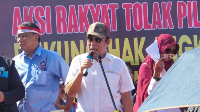 Mantan Menteri Agama era Jokowi, Jenderal (Purn) TNI Fachrul Razi demo tolak pemilu curang di depan Gedung DPR RI, Selasa (19/3/2024). (Suara.com/Faqih)