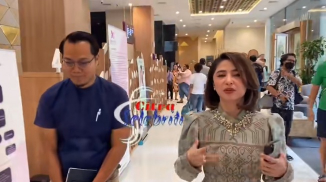 busana Dewi Perssik saat berangkat ke rumah sakit (TikTok/@citraselebriti.com)