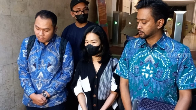 Amy BMJ didampingi kuasa hukumnya, Canra Sinambela dan Rezza Adityananda Pramono usai menjalani pemeriksaan terkait laporan dugaan zina Aden Wong dan Tisya Erni di Polda Metro Jaya, Selasa (19/3/2024) [Suara.com/Tiara Rosana].