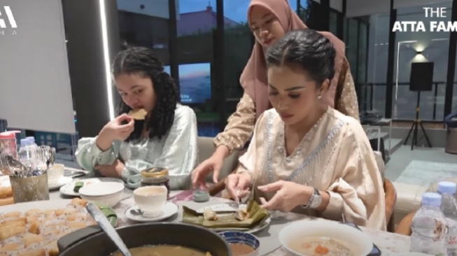 Amora Lemos dan Kris Dayanti bukber di rumah Aurel Hermansyah. (YouTube/AH)