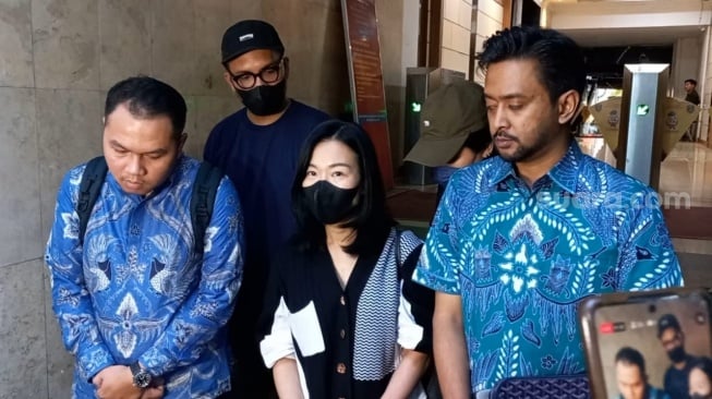 Amy BMJ didampingi kuasa hukumnya, Canra Sinambela dan Rezza Adityananda Pramono usai menjalani pemeriksaan terkait laporan dugaan zina Aden Wong dan Tisya Erni di Polda Metro Jaya, Selasa (19/3/2024) [Suara.com/Tiara Rosana].