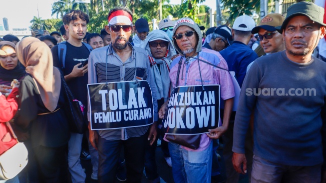 Massa dari Gerakan Mahasiswa Bersama Rakyat (Gemarak) saat menggelar aksi unjuk rasa di depan Gedung DPR RI, Senayan, Jakarta, Selasa (19/3/2024). [Suara.com/Alfian Winanto]