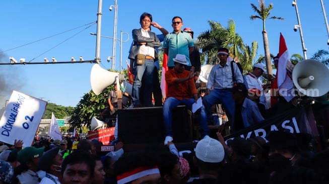 Politisi PDIP sekaligus Anggota DPR, Adian Napitupulu (kiri) dan Masinton (kanan) menemui pengunjuk rasa saat menggelar aksi di depan Gedung DPR RI, Senayan, Jakarta, Selasa (19/3/2024). [Suara.com/Alfian Winanto]