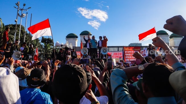 Massa dari Gerakan Mahasiswa Bersama Rakyat (Gemarak) saat menggelar aksi unjuk rasa di depan Gedung DPR RI, Senayan, Jakarta, Selasa (19/3/2024). [Suara.com/Alfian Winanto]