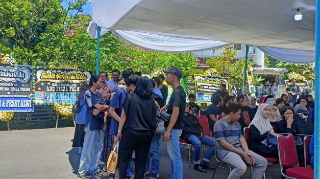 Suasana di rumah duka alm. Ade Paloh, vokalis band Sore yang meninggal dunia. [Suara.com/Rena Pangesti]