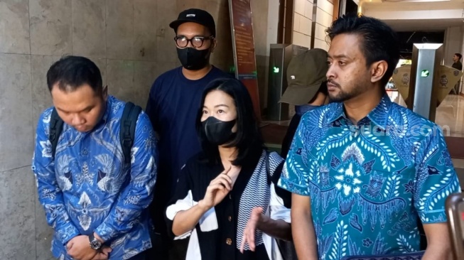 Amy BMJ didampingi kuasa hukumnya, Canra Sinambela dan Rezza Adityananda Pramono usai menjalani pemeriksaan terkait laporan dugaan zina Aden Wong dan Tisya Erni di Polda Metro Jaya, Selasa (19/3/2024) [Suara.com/Tiara Rosana].