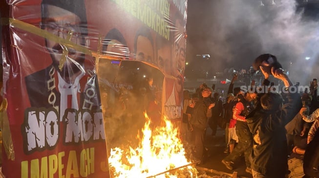 Massa Pendukung dan Penolak Hak Angket Ricuh di DPR, Poster Raksasa Bergambar Jokowi Dibakar