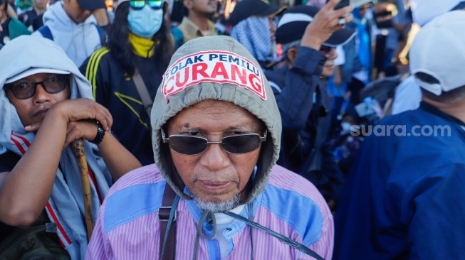 Massa dari Gerakan Mahasiswa Bersama Rakyat (Gemarak) saat menggelar aksi unjuk rasa di depan Gedung DPR RI, Senayan, Jakarta, Selasa (19/3/2024). [Suara.com/Alfian Winanto]