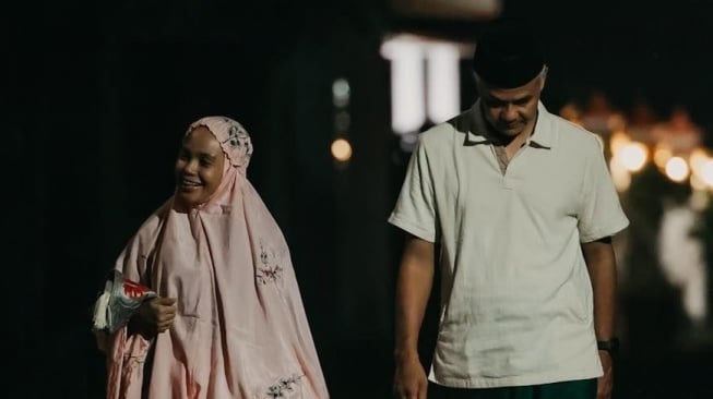 Potret Ganjar Pranowo dan Siti Atikoh berangkat ke masjid melaksanakan salat isya dan tarawih. (Instagram/@ganjar_pranowo)