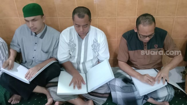 Penyandang Tuna Netra Solo Isi Bulan Ramadan dengan Tadarus Alquran, Ada yang Target Khatam 30 Juz