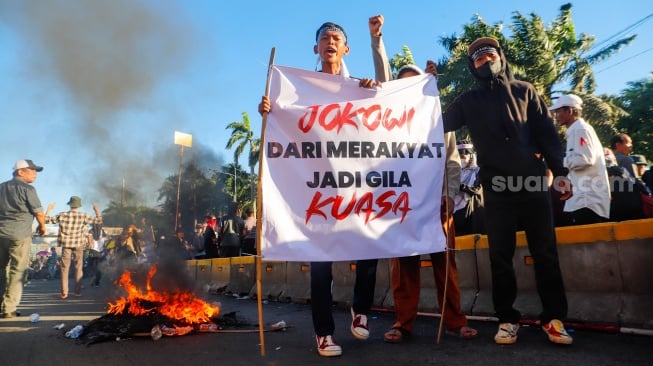 Massa dari Gerakan Mahasiswa Bersama Rakyat (Gemarak) saat menggelar aksi unjuk rasa di depan Gedung DPR RI, Senayan, Jakarta, Selasa (19/3/2024). [Suara.com/Alfian Winanto]