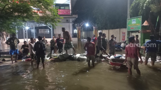 Banjir Tak Kunjung Surut, Warga Demak Gotong Royong Bikin Bendungan Darurat