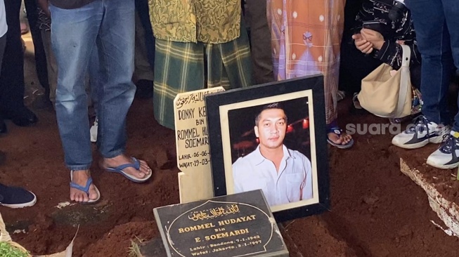 Suasana pemakaman Donny Kesuma di TPU Tanah Kusir, Jakarta, Rabu (20/3/2024). [Suara.com/Adiyoga Priyambodo]