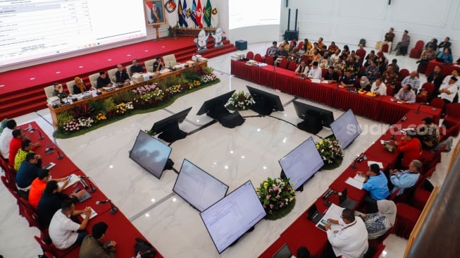 Suasana rapat pleno rekapitulasi penghitungan suara Pemilu 2024 tingkat nasional di Kantor KPU, Jakarta, Rabu (20/3/2024). [Suara.com/Alfian Winanto]