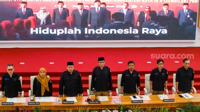 Ketua KPU Hasyim Asy'ari (tengah) bersama para anggota KPU saat Rapat Pleno Terbuka Penetapan Hasil Pemilu 2024 Tingkat Nasional di Kantor KPU RI, Jakarta, Rabu (20/3/2024). [Suara.com/Alfian Winanto]