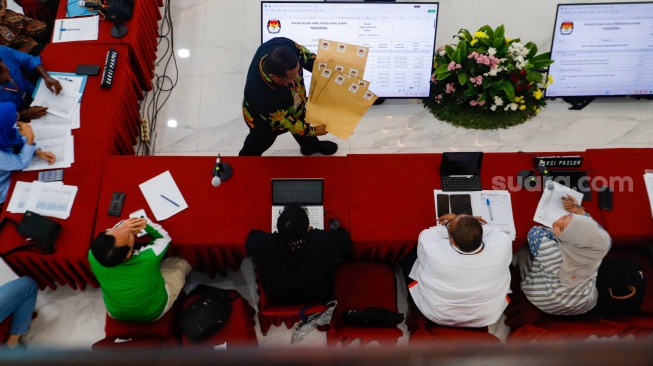 Suasana rapat pleno rekapitulasi penghitungan suara Pemilu 2024 tingkat nasional di Kantor KPU, Jakarta, Rabu (20/3/2024). [Suara.com/Alfian Winanto]