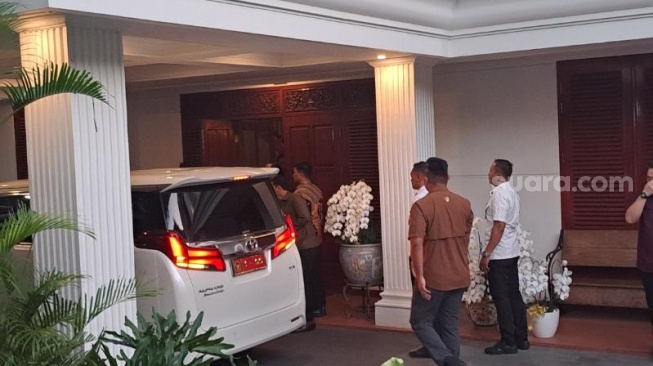 Calon presiden nomor urut 2 Prabowo Subianto tiba di kediamannya di Jalan Kertanegara, Jakarta Selatan, Rabu (20/3/2024). (Suara.com/Novian)