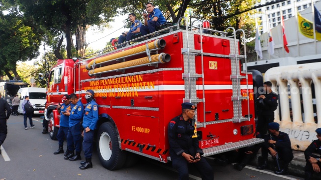 Petugas Kepolisian berjaga di depan Gedung KPU, Jakarta, Rabu (20/3/2024). [Suara.com/Alfian Winanto]