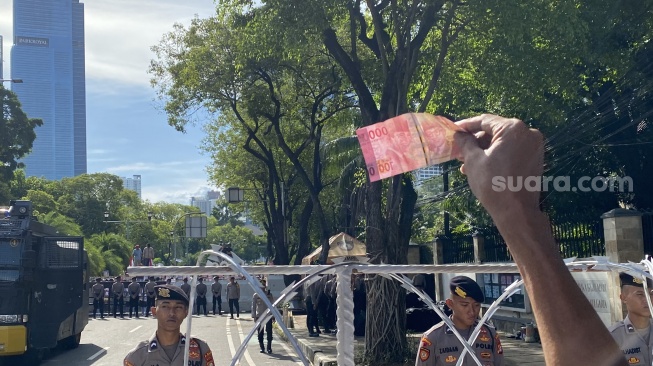 Pamer Duit Cepean, Pendemo Tolak Pemilu Curang di KPU Ledek Massa Tandingan: Nih buat Makan, Pulang Sana!