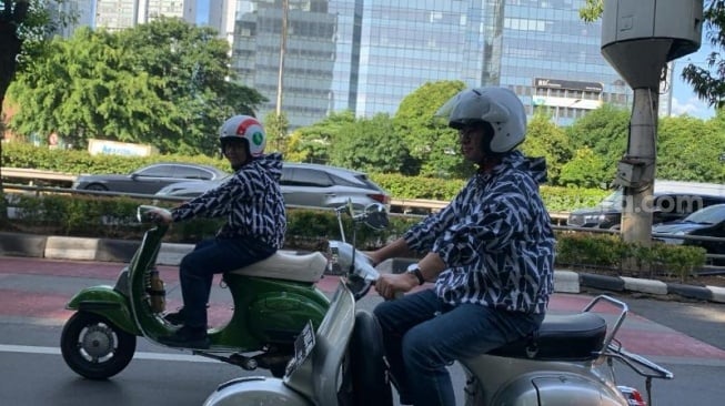 Capres-cawapres nomor urut 1, Anies Baswedan dan Muhaimin Iskandar atau Cak Imin berangkat berburu takjil di area bazar Ramadhan Benhil, Jakarta Pusat, Rabu (20/3/2024) sore. [Suara.com/Rakha]