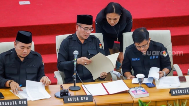 Ketua KPU Hasyim Asy'ari (tengah) saat memimpin Rapat Pleno Terbuka Penetapan Hasil Pemilu 2024 Tingkat Nasional di Kantor KPU RI, Jakarta, Rabu (20/3/2024). [Suara.com/Alfian Winanto]