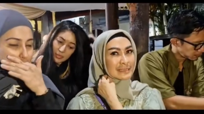 Sania, Iis Dahlia, dan Gabungan Artis Seniman Sunda takziah ke rumah Donny Kesuma (TikTok/@p1sangkubelummasak)