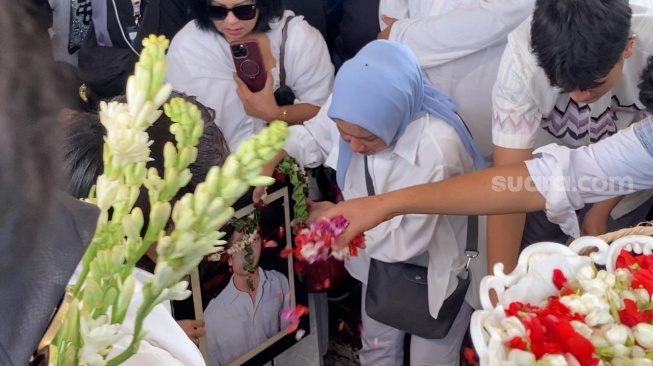 Mantan istri Donny Kesuma, Yuni Indriyati hadir di pemakaman sang aktor di TPU Tanah Kusir, Jakarta, Rabu (20/3/2024). [Suara.com/Adiyoga Priyambodo]