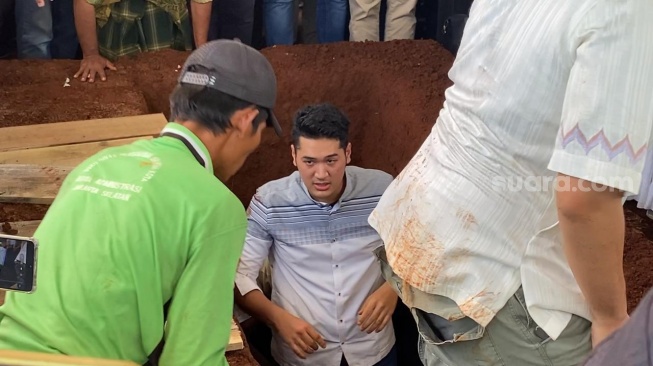 Suasana pemakaman Donny Kesuma di TPU Tanah Kusir, Jakarta, Rabu (20/3/2024). [Suara.com/Adiyoga Priyambodo]