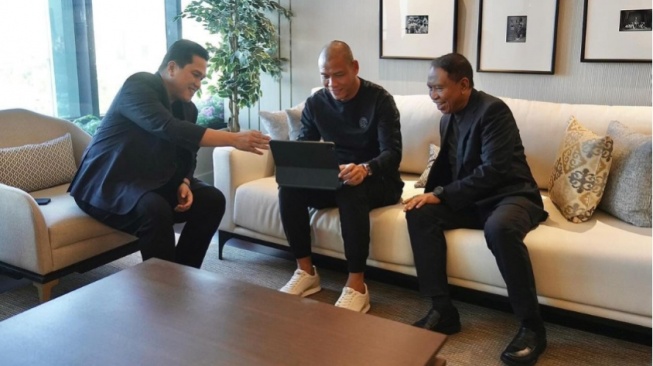 Ketua Umum PSSI, Erick Thohir (kiri) saat bertemu Pelatih Timnas Indonesia U-16, Nova Arianto (tengah) guna membahas proyeksi Timnas Indonesia U-16. (instagram.com/erickthohir)