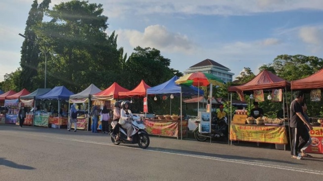 Suasana masyarakat yang berburu takjil di Pasar Ramadan Karangmalang UGM, Rabu (20/3/2024). [Suarajogja.id/Hiskia Andika Weadcaksana]