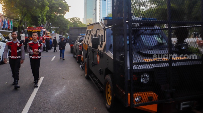 Petugas Kepolisian berjaga di depan Gedung KPU, Jakarta, Rabu (20/3/2024). [Suara.com/Alfian Winanto]