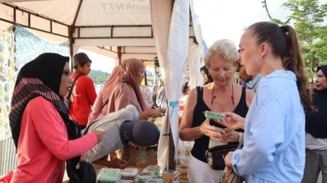 Bazar Takjil Ramadan di Labuan Bajo Ramai Dibeli Para Bule