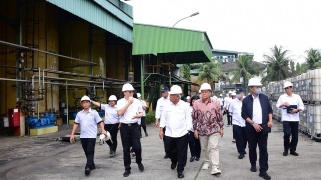 Menteri PUPR, Basuki Hadimuljono dalam kegiatannya di pabrik cat PT Propan Raya, Tangerang, Senin (18/3/2024). (Dok: PUPR)